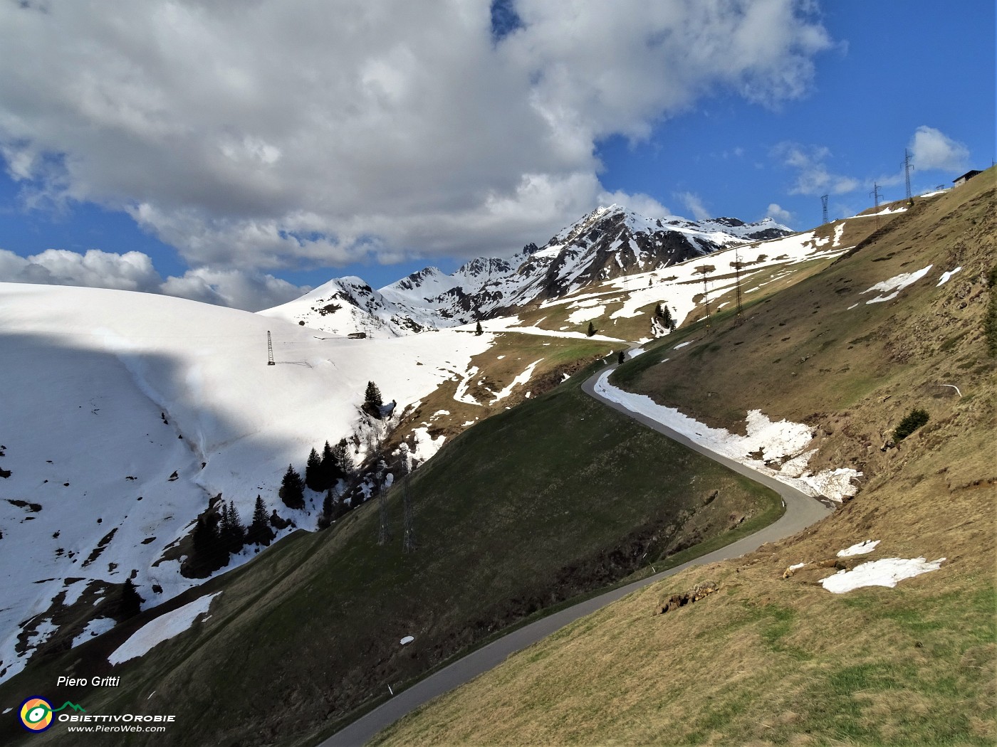 34 Dal bel dosso dove son salito scendo a riprendere la strada per Ca' San Marco.JPG